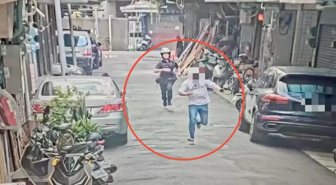 萬華警方追捕通緝犯。(圖/翻攝畫面)