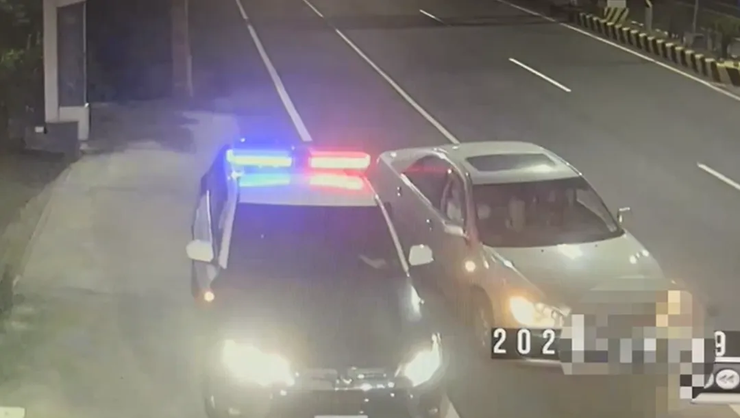 男子攔停巡邏車向警方求助。（圖／中天新聞）