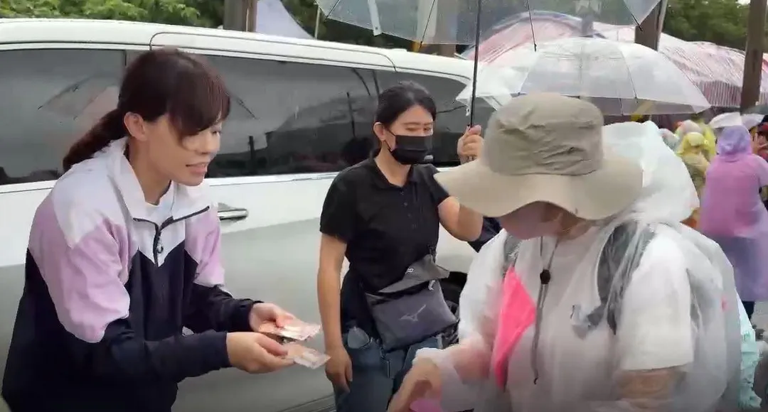 高虹安在白沙屯派出所發放熱食與結緣品力挺香燈腳。（圖／翻攝自民眾提供影片）