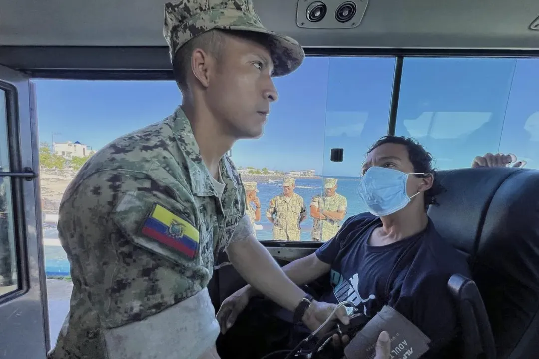 厄瓜多軍人正在檢查漁民的生命徵象。（圖／美聯社）