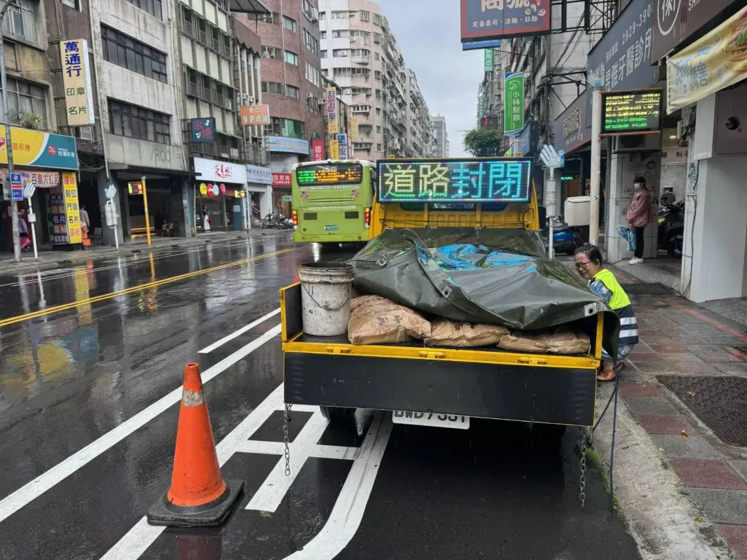 新北市永和區中正路487號前公車停靠區於11日下午3時許發生路面塌陷事故。（圖／翻攝畫面）