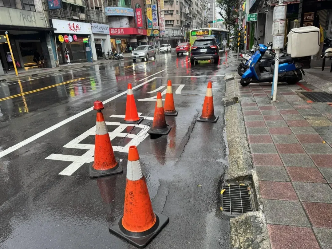 新北市永和區中正路487號前公車停靠區於11日下午3時許發生路面塌陷事故。（圖／翻攝畫面）