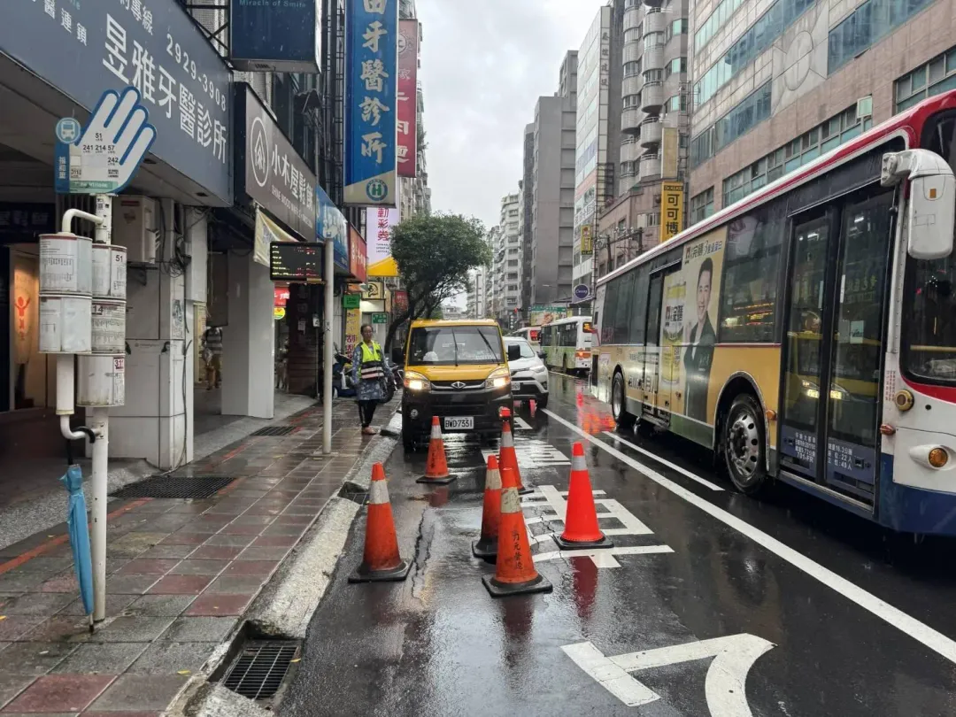 新北市永和區中正路487號前公車停靠區於11日下午3時許發生路面塌陷事故。（圖／翻攝畫面）