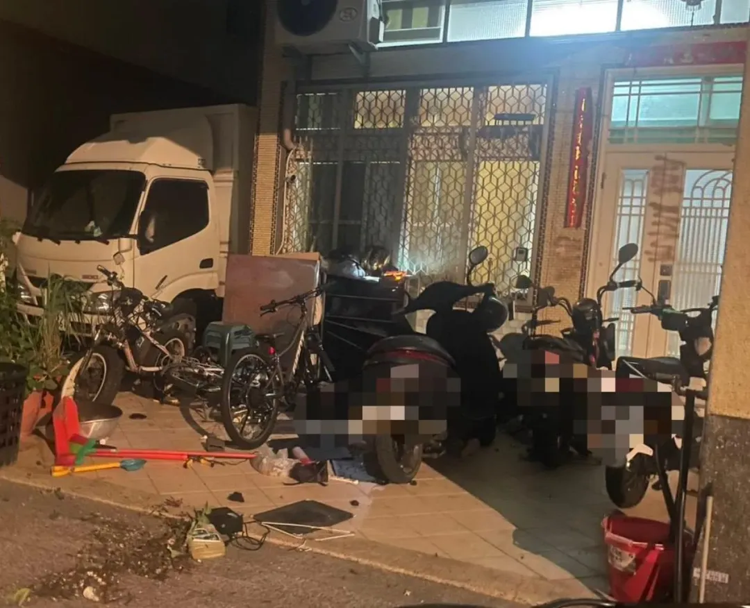 陳嫌等人被害人楊男發生口角,於是到被害人住家持球棒砸毀門窗及汽、機車等物。(圖/警方提供)