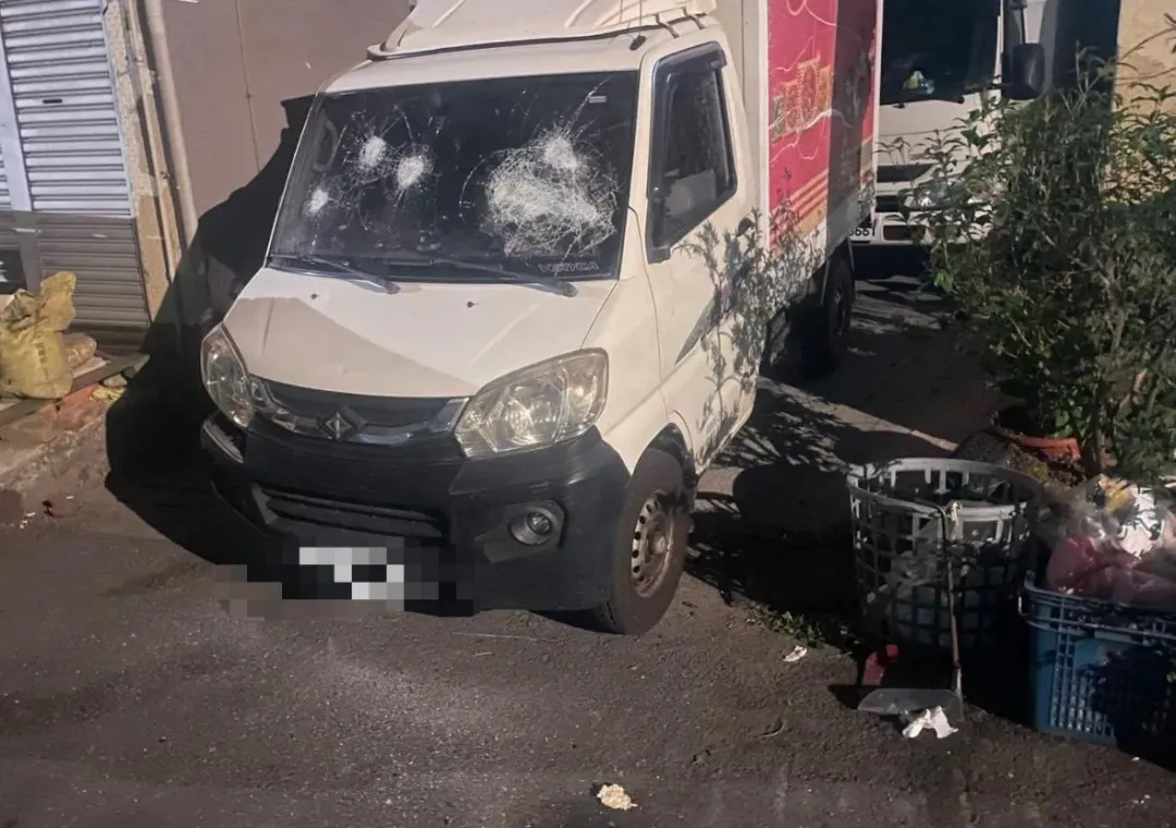 被害人楊男的汽車前擋風玻璃遭砸毀0511。(圖/警方提供)
