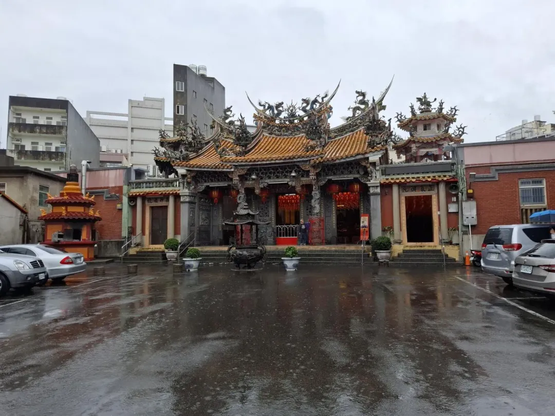 事後，這位死裡逃生的駕駛回到關西市區的太和宮上香致謝。（圖／翻攝自關西人）