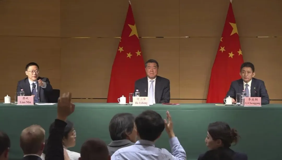中美經貿高層會談，大陸國務院副總理何立峰（中）為主談代表。（圖／美聯社）