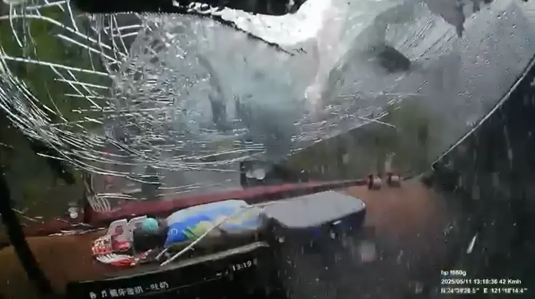 車輛突然遭到天降石塊猛砸，導致擋風玻璃碎裂。（圖／Threads網友＠doline_nozoo提供）