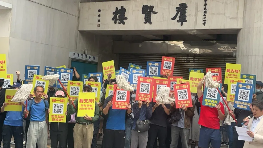 加熱菸卡關逾2年,CLEAN AIR大聯盟號召百餘人,今天在立法院前發起「全民掃一掃!支持政府即刻徵收加熱菸稅捐」掃碼連署活動。(圖/CLEAN AIR大聯盟提供)