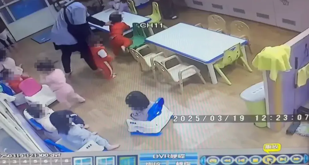 女教保員大力扯孩童後領。(圖/民眾提供)