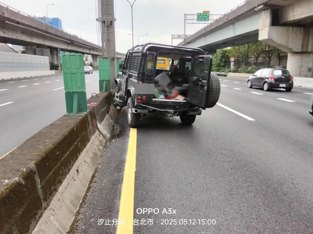 12日下午國道內湖路段發生一起休旅車自撞死亡意外。(圖/翻攝畫面)