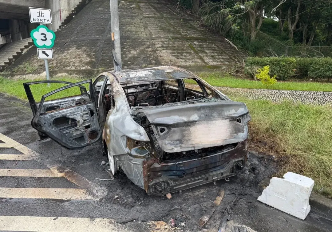 國道駕駛酒後駕車遇警方攔查心虛逃逸，最後自撞電線桿釀火燒車。（圖／翻攝畫面）
