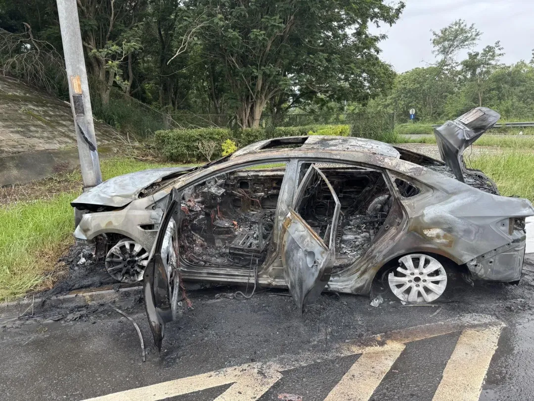 國道駕駛酒後駕車遇警方攔查心虛逃逸，最後自撞電線桿釀火燒車。（圖／翻攝畫面）