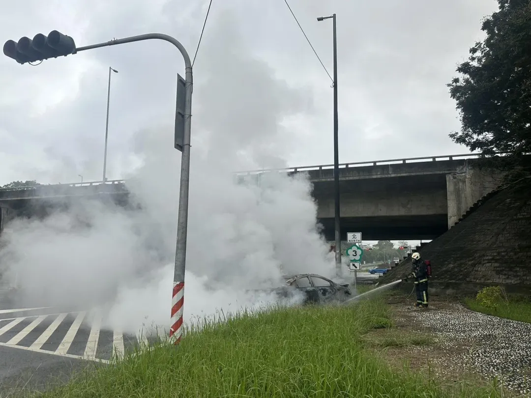 國道駕駛酒後駕車遇警方攔查心虛逃逸，最後自撞電線桿釀火燒車。（圖／翻攝畫面）