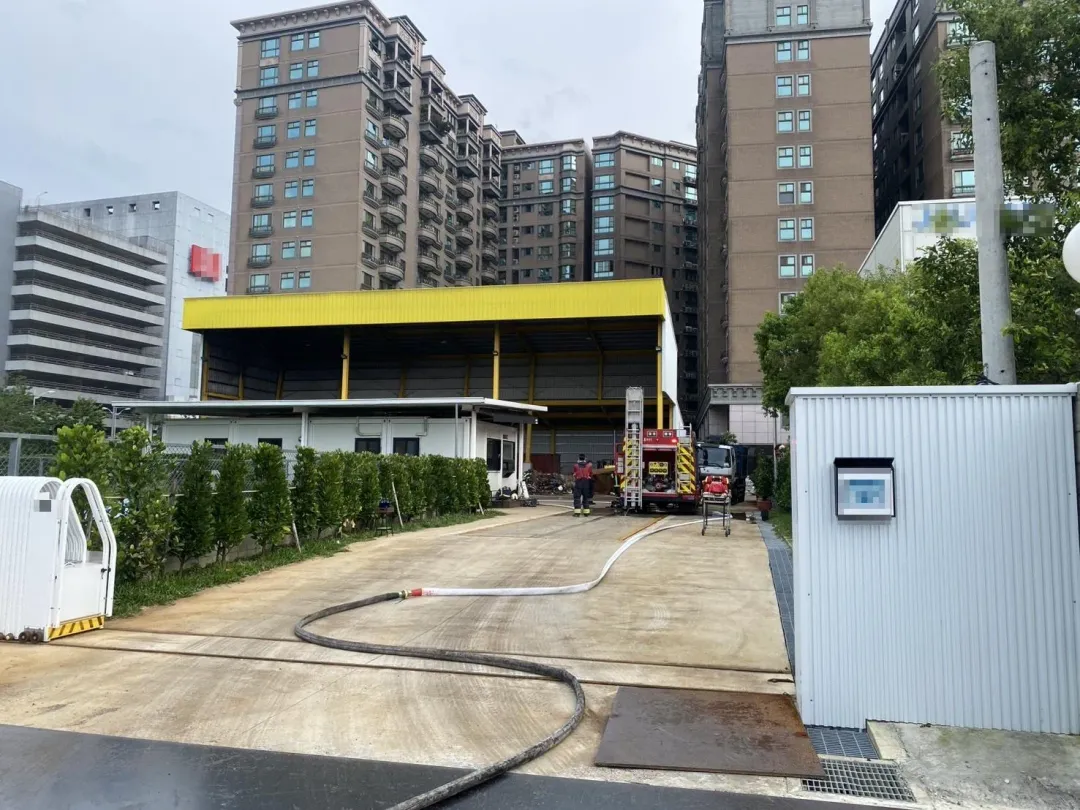 桃園市蘆竹區一間鋼鐵公司於12日下午發生火警。（圖／翻攝畫面）