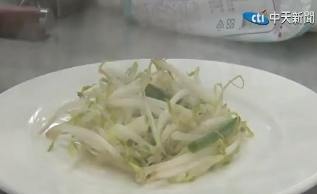 吃鐵板燒必配高麗菜與豆芽菜，這項習慣引發網友好奇。（資料示意照／中天新聞）