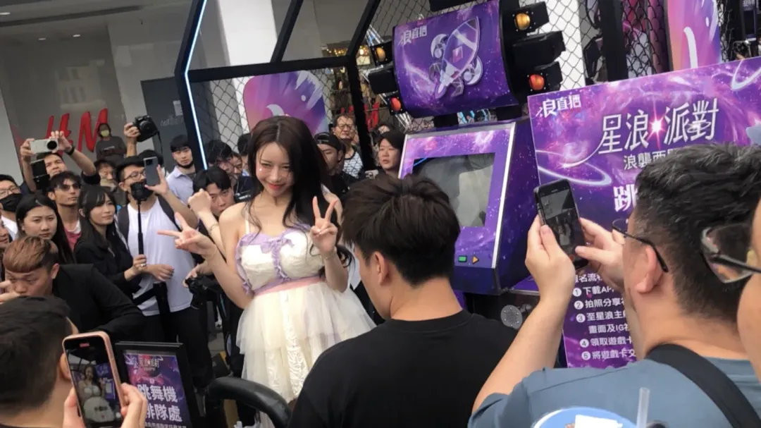 李雅英12日下午現身台北西門町，吸引超過百名群眾圍觀。（圖／記者郭竹倩 攝）
