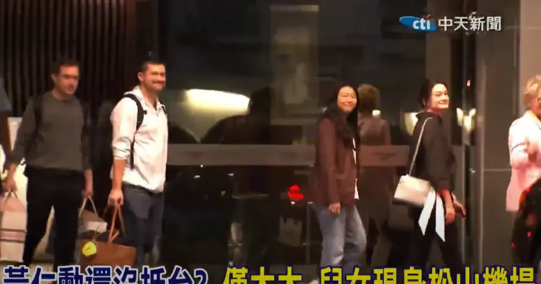 黃仁勳妻子兒女現身機場。(圖/中天新聞)