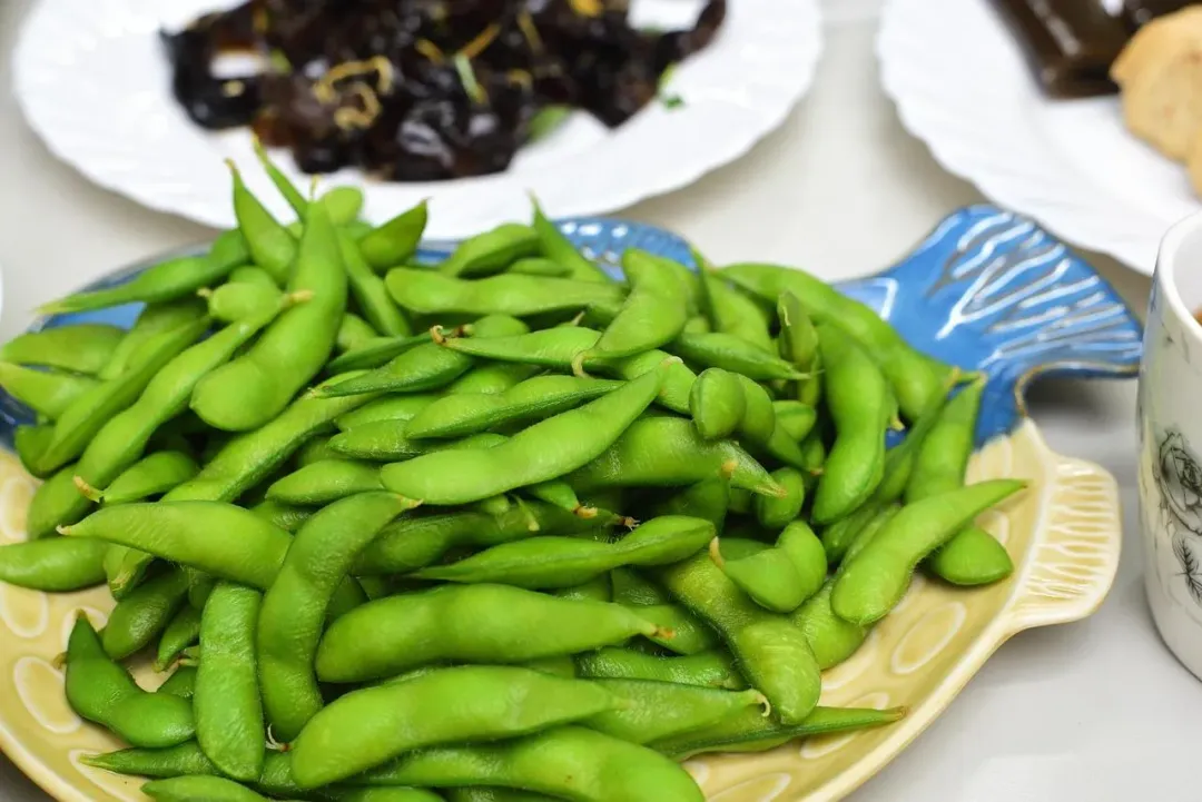 相較於其他黃豆製品，即食毛豆的加工程度較低，更符合少加工和全食物的概念。（示意圖／Pixabay）
