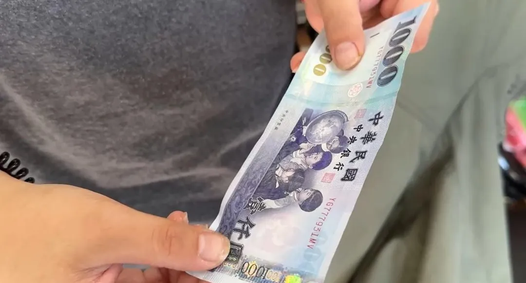 店家表示該名駕駛給的假鈔並沒有真鈔的條狀箔膜,摸起來感覺不同才發現。(圖/中天新聞)