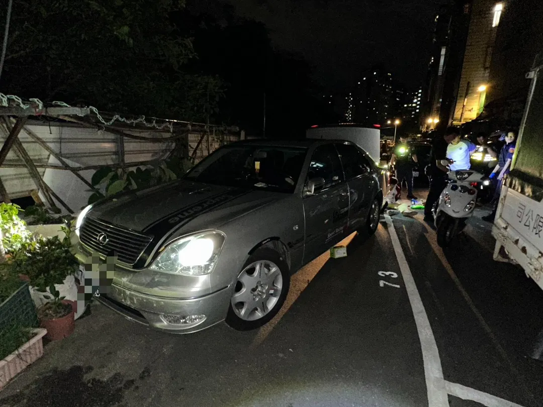 警方在土城學成路巷內成功攔停該車輛。（圖／警方提供）