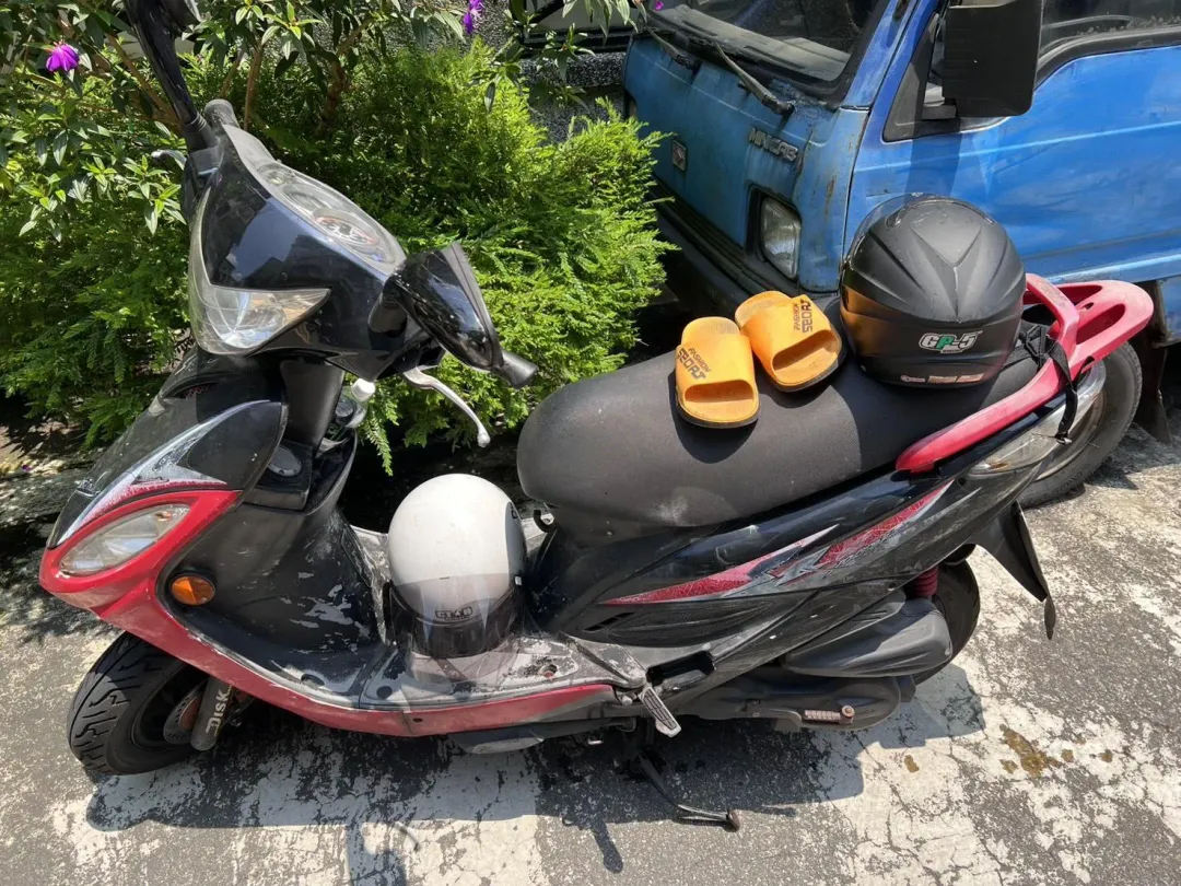 63歲陳姓男子在騎乘機車時，疑似因身體不適突然倒地，雖經緊急送醫搶救，最終仍宣告不治。（圖／翻攝畫面）