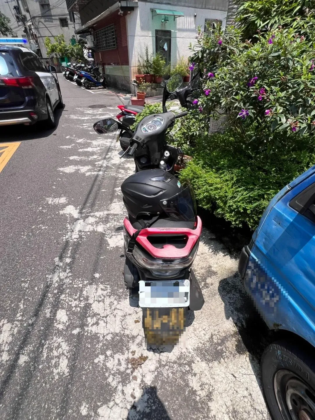 63歲陳姓男子在騎乘機車時，疑似因身體不適突然倒地，雖經緊急送醫搶救，最終仍宣告不治。（圖／翻攝畫面）