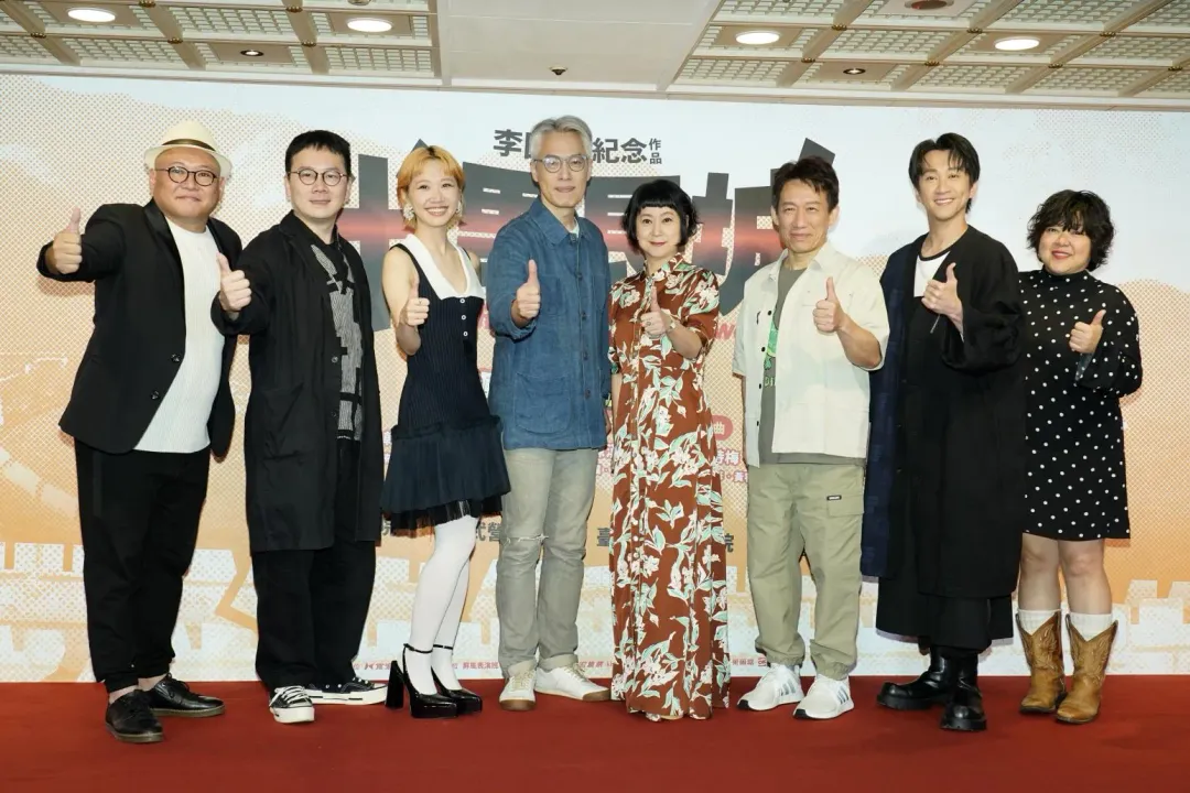《半里長成》笑噴版卡司13日出席記者會,左起為大愷、導演許柏昂、Lulu、樊光耀、王月、郭子乾、陳漢典以及杜詩梅。(圖/寬宏藝術 提供)