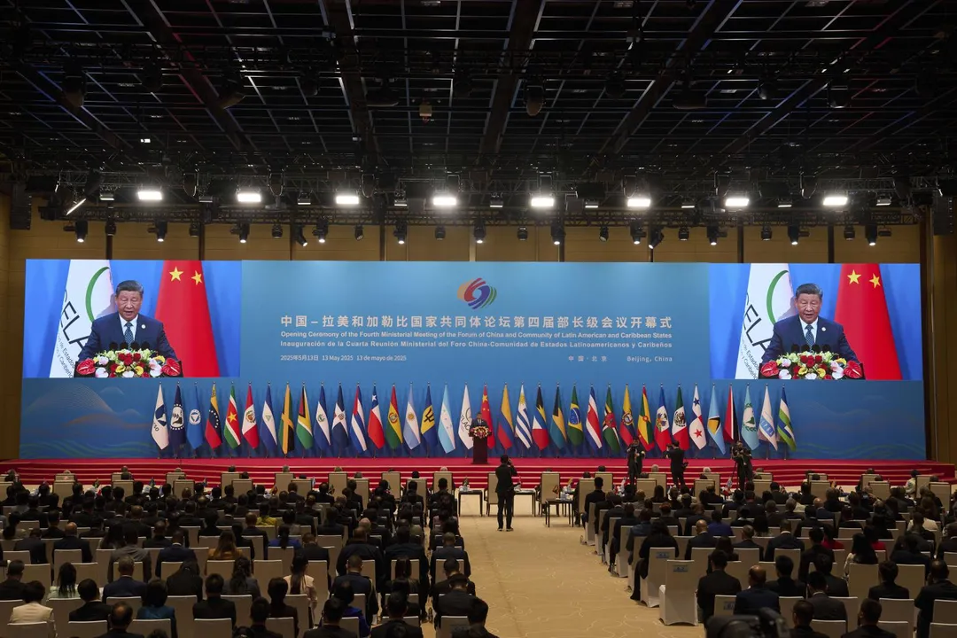 習近平在中拉論壇第四屆部長級會議開幕式致詞。圖右五為聖露西亞國旗、右八為海地國旗。（圖／美聯社）