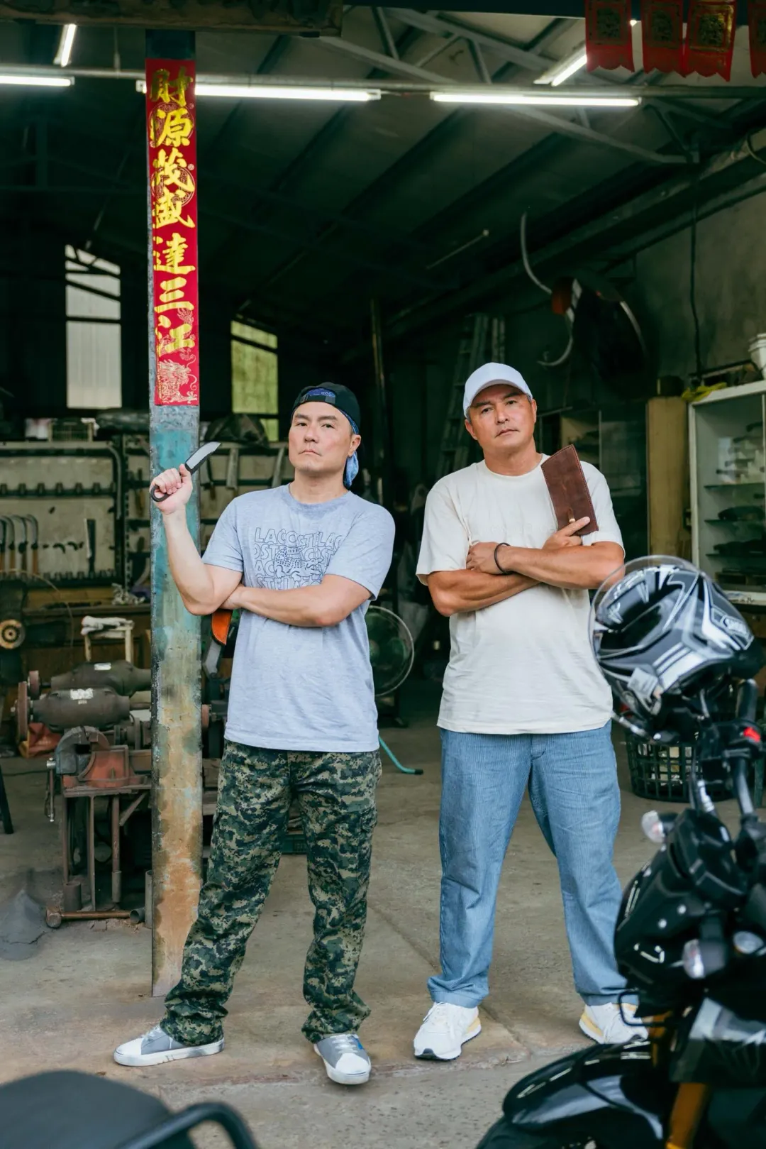 李銘順（右）和李銘忠（左）日前在《歐吉桑騎士-阿順阿忠的中年危機》體驗打鐵。 （圖／公視提供）
