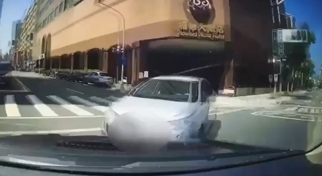 陳姓駕駛違規撞上警車。（圖／警方提供）