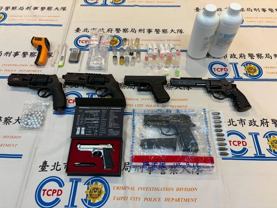 警方查扣多把槍和毒品。（圖／北市刑警大隊提供）