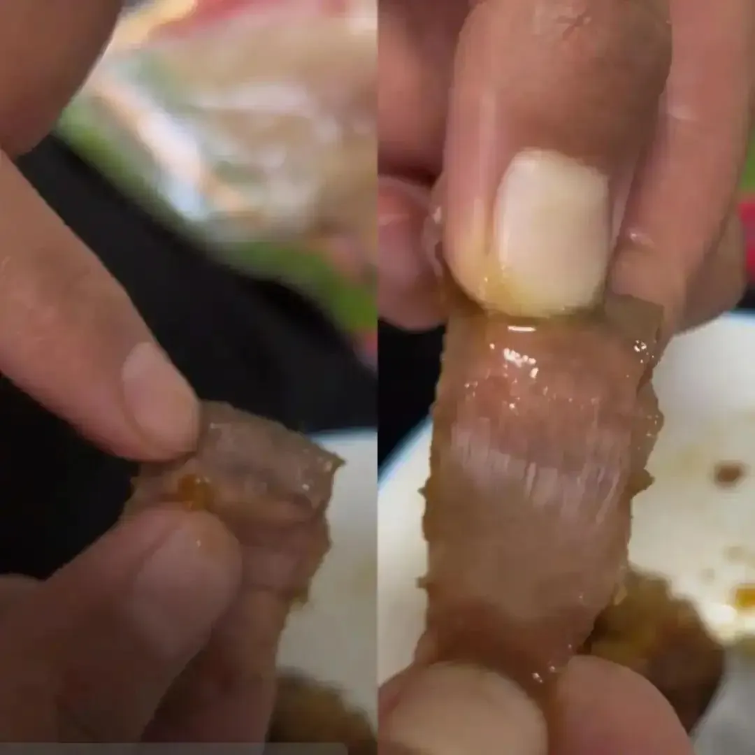 有大陸消費者投訴在知名品牌「來伊份」的粽子中吃出疑似帶血OK繃的異物。（圖／翻攝微博）