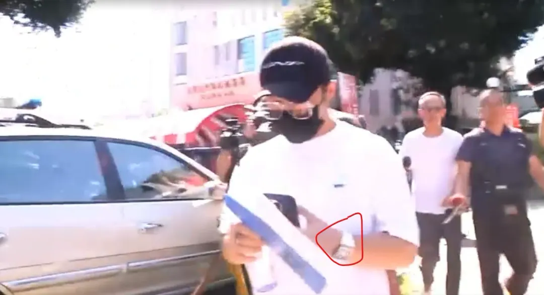 現場民眾發現，這位買家左手上原本就戴著一支Richard Mille的白色表帶、銀色外殼酒桶型表，估計市價也高達數百萬元.（圖/中天新聞）