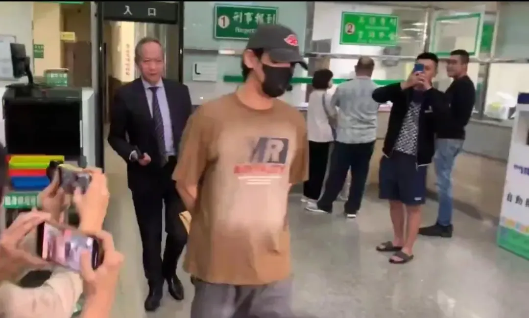 陳零九獲30萬交保走出新北地檢署。（圖／翻攝畫面）