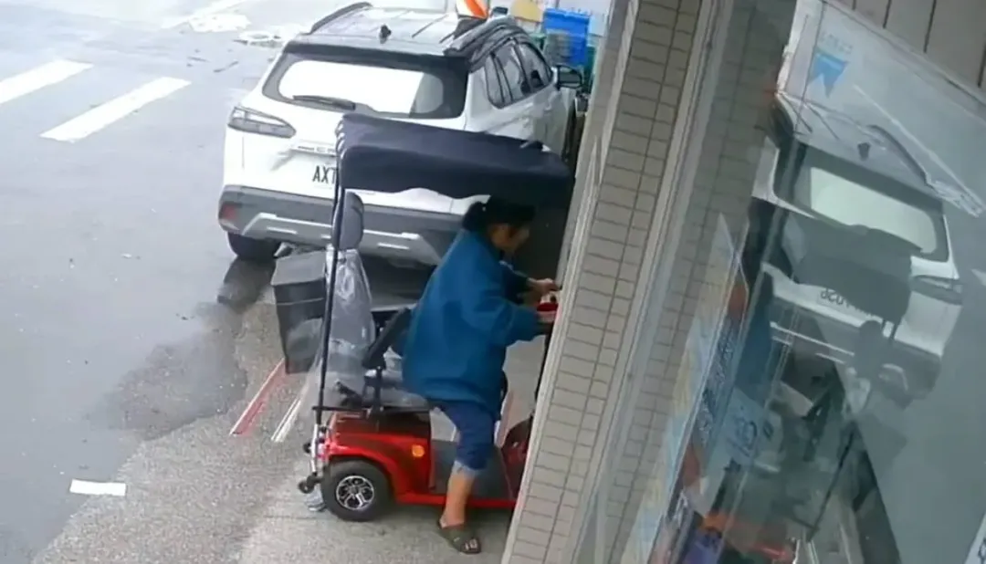 台東一名72歲胡姓婦人騎乘電動代步車，疑似操作失誤撞上超商自動門，導致門扇脫軌卡死，造成店內10多名顧客與學生一度受困。（圖/警方提供）