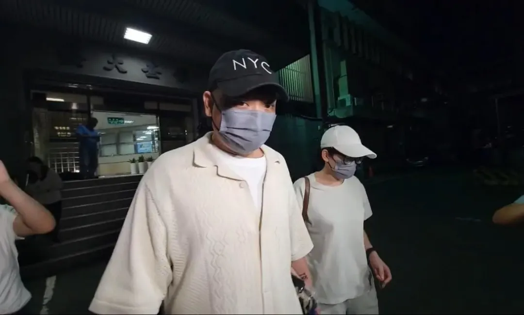 阿虎交保走出地檢署。(圖/翻攝畫面)