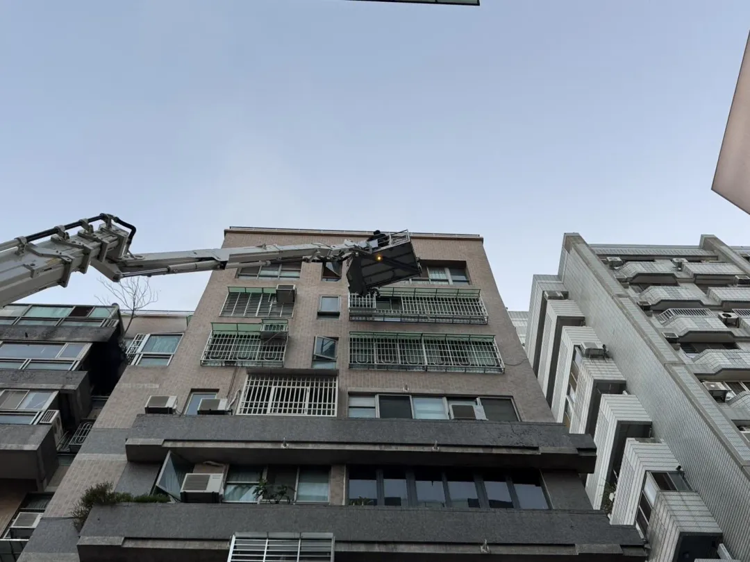 警消出動雲梯車救出高樓層受困民眾，所幸無人傷亡。（圖／翻攝畫面）