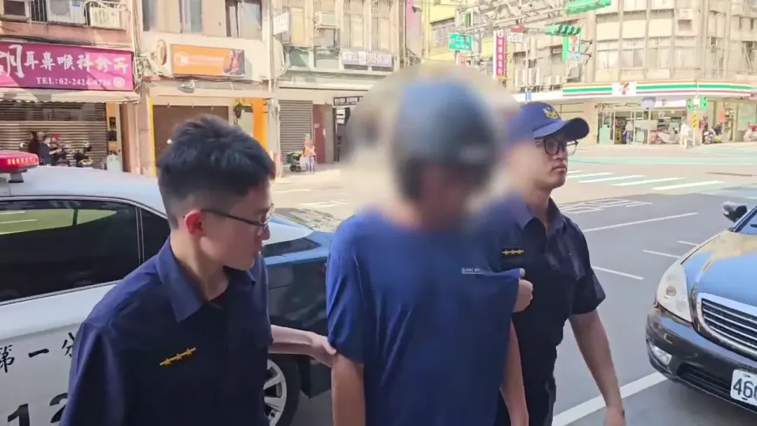 簡男落網後被帶回警局偵訊。（圖／中天新聞）