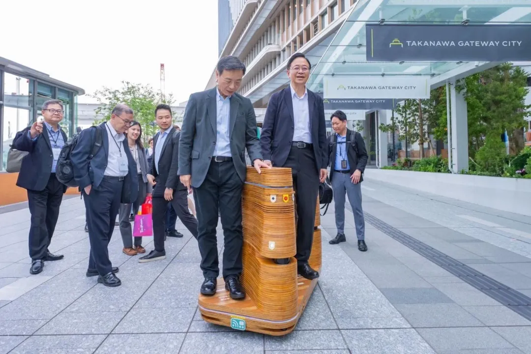 張善政市長與台灣軌道經濟發展協會理事長張政源體驗自動行駛載具（圖／桃園是政府提供）
