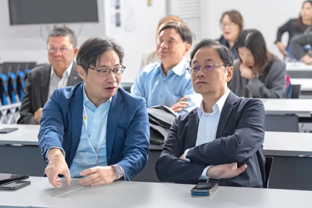 張善政市長與市府秘書長溫代欣就簡報內容進行討論（圖／桃園是政府提供）