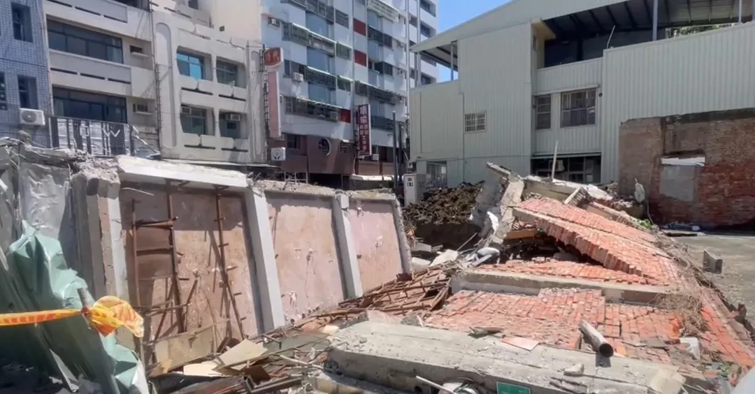 鄰近工地正在進行5層樓透天厝的興建工程,卻意外造成隔壁這棟3層樓透天厝倒塌。(圖/中天新聞)