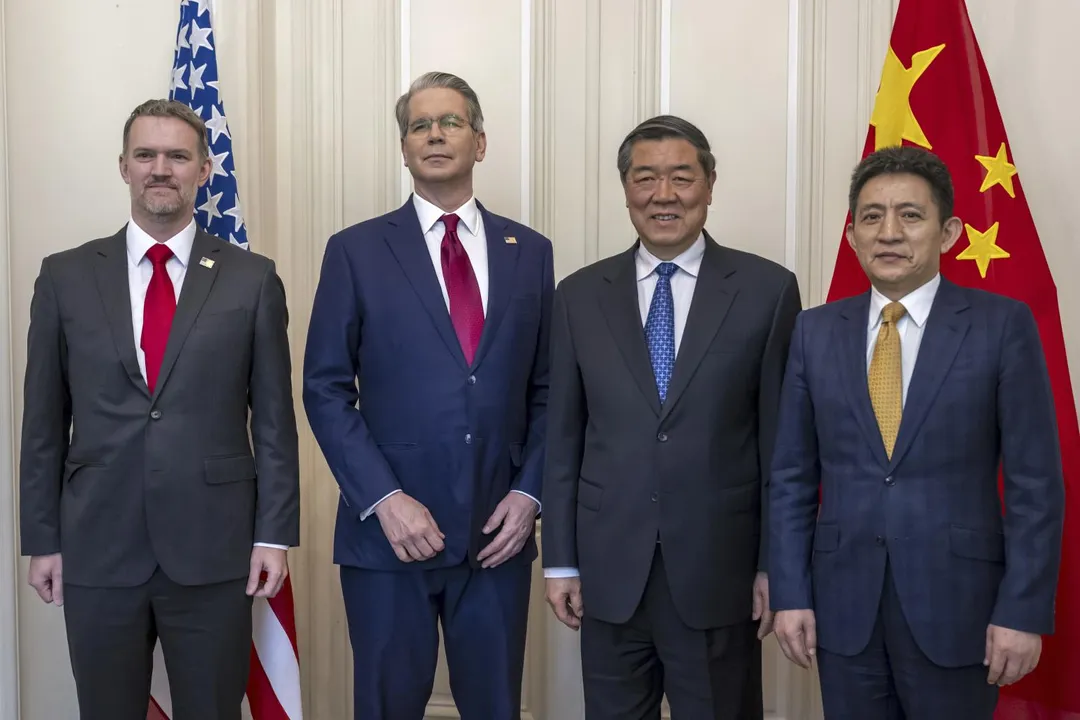 中美貿易官員10日在瑞士日內瓦會談期間合影。左起：美國貿易代表葛里爾、美國財政部長貝森特、大陸副總理何立峰及大陸商務部副部長李成鋼。（資料照／美聯社）