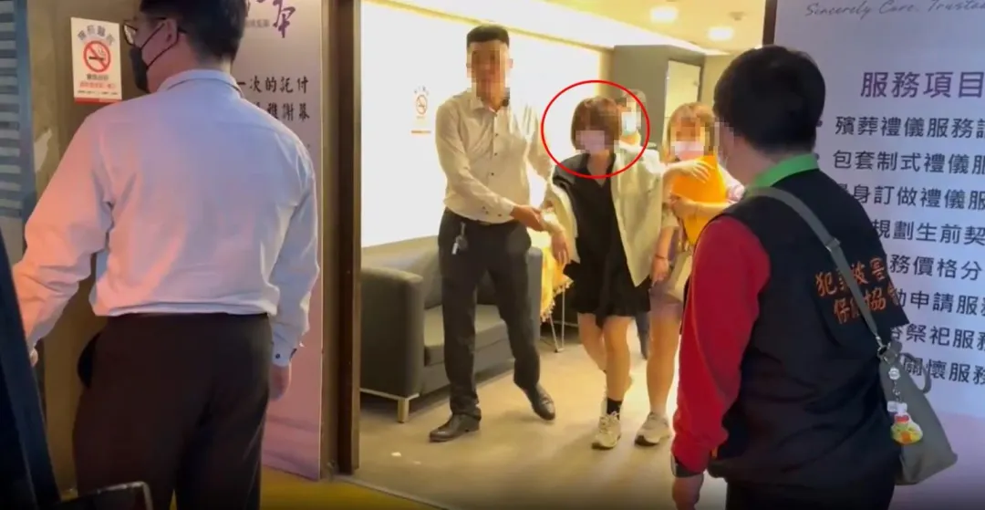 張女相驗程序結束後全身癱軟,需由友人協助推著輪椅進出相驗現場,在友人攙扶下緩步離開時。(圖/翻攝畫面)
