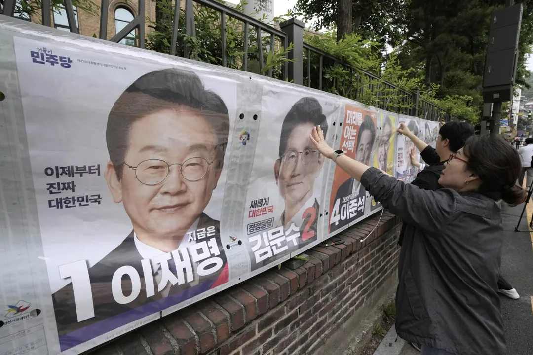 圖為張貼在南韓首爾的總統大選候選人海報。(圖/美聯社)