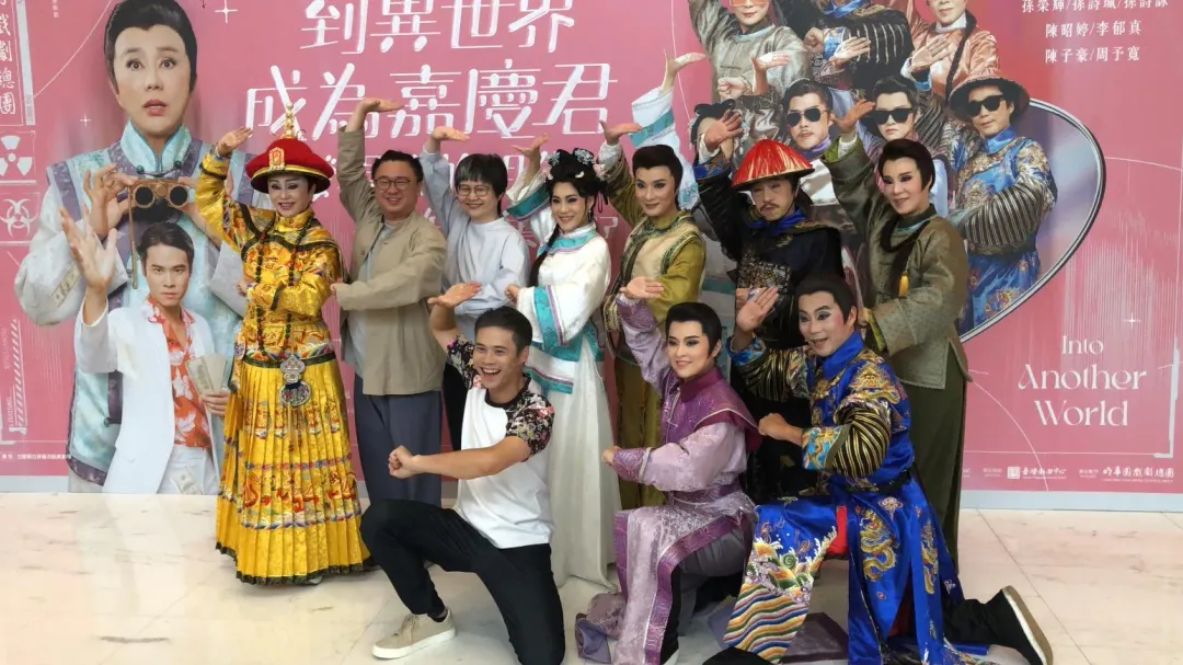 孫翠鳳（左）15日出席《轉生到異世界成為嘉慶君——發現我的祖先是詐騙集團！？》彩排記者會。（圖／記者郭竹倩 攝）