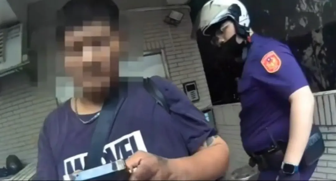 竊嫌與被害人面交遭警方逮捕。（圖／翻攝畫面）