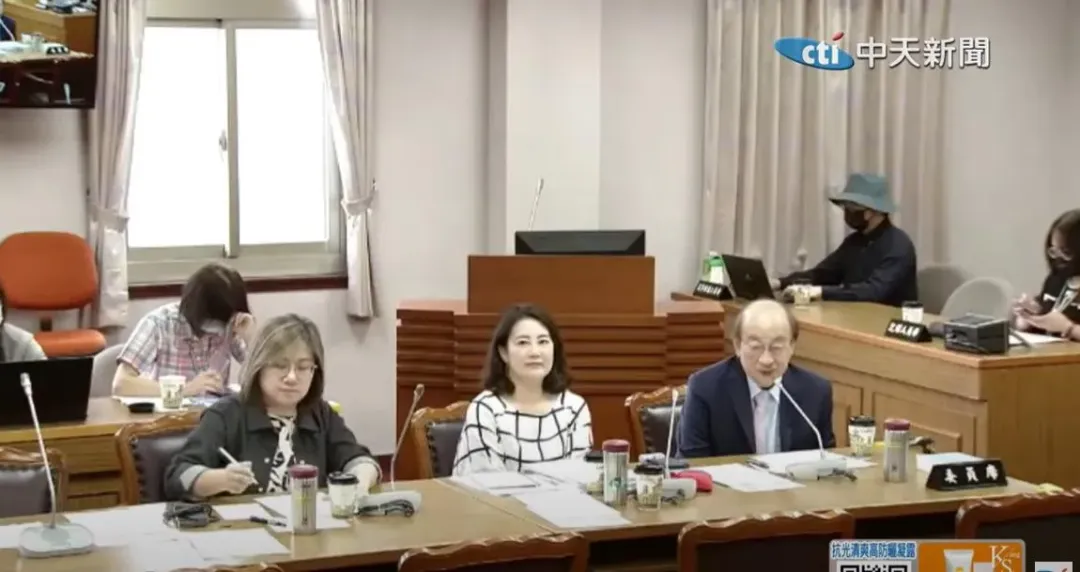 民進黨立委不滿被稱「一龍二鳳」認為是歧視和物化女性而向韓國瑜表達抗議。(圖/中天新聞)
