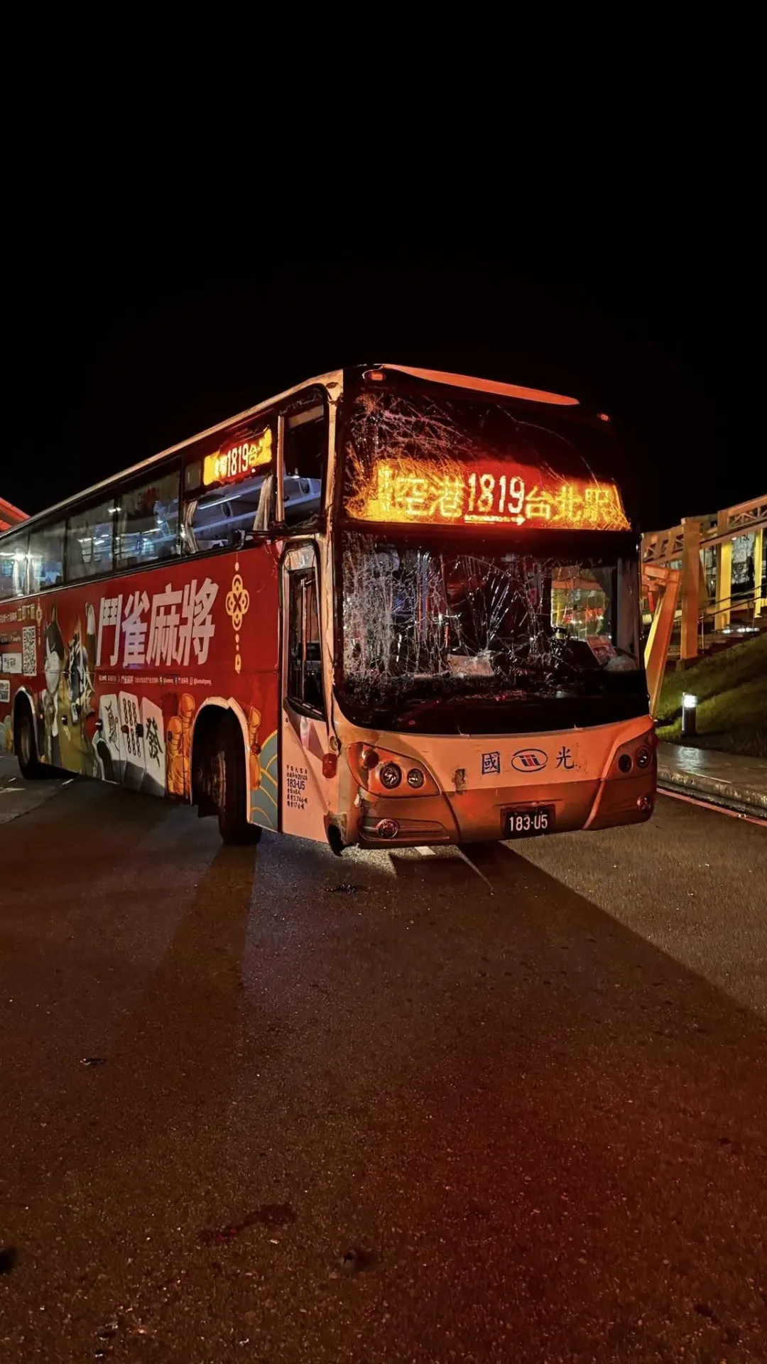 桃園機場客運站今天凌晨驚傳車禍。（圖／翻攝自爆料公社）