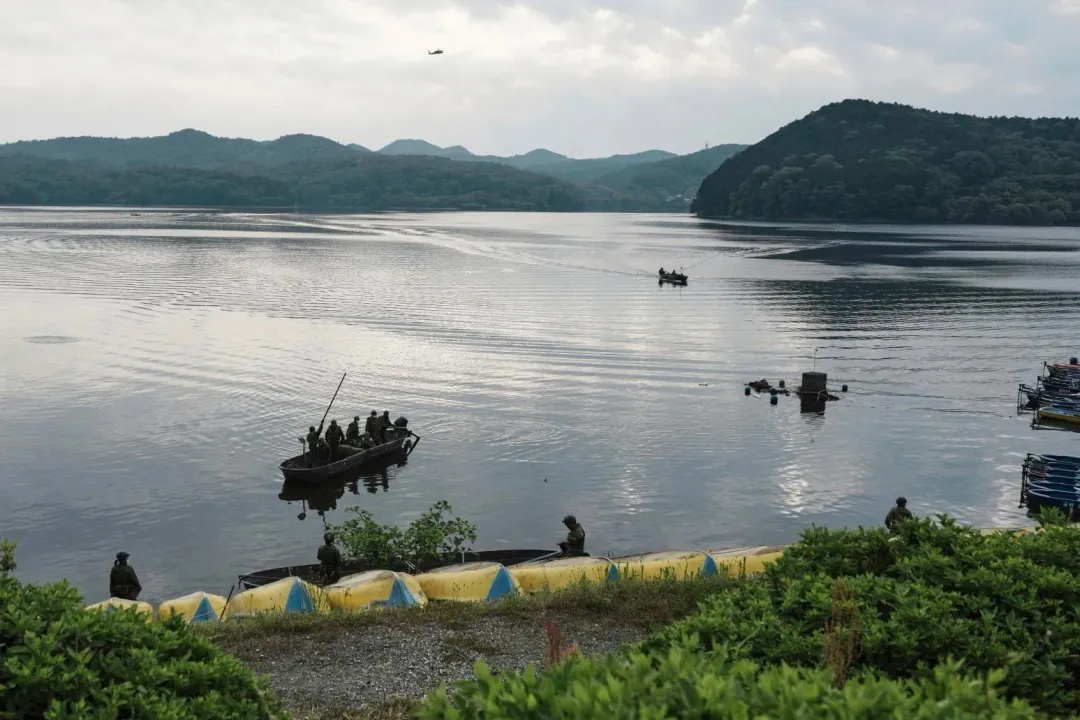 日本自衛隊15日在事發地點持續搜救。（圖/美聯社）